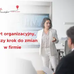 Kobieta w białej marynarce prezentuje wyniki audytu organizacyjnego, który jest kluczem do wprowadzania zmian w firmie.