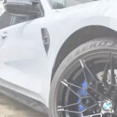 Nowe malowanie felg aluminiowych BMW nadaje mu sportowy wygląd.