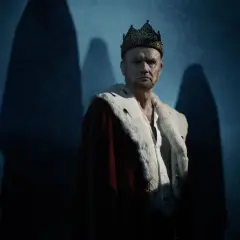 En dyster kung med krona och hermelinskrage. Bilden ger en känsla av makt och förfall, som i pjäsen om vad handlar Macbeth om.