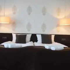 Nastolatek w hotelu? Czy niepełnoletni może wynająć pokój?