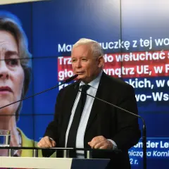Jarosław Kaczyński przemawia, na ekranie Ursula von der Leyen. Czy Konfederacja ma tajny plan na wyprowadzenie Polski ze strefy wpływów Brukseli?