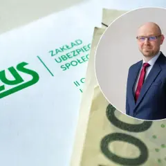 Mężczyzna w garniturze obok dokumentów ZUS i banknotów. Może to być oligofrenopedagog omawiający świadczenia.