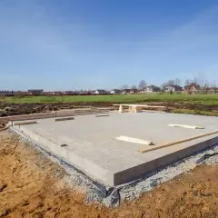 Fundament domu z betonu, gotowy do dalszych prac. Zastanawiasz się, ile kosztuje kubik betonu na taką budowę?