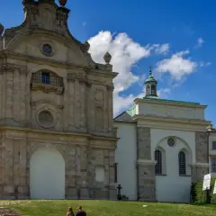 Para, gdzie jest Łysa Góra? To klasztor na Świętym Krzyżu, z piękną architekturą i widokiem na okolicę.