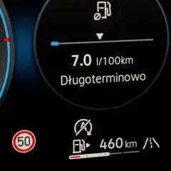 Na desce rozdzielczej widać wskaźnik paliwa, prędkościomierz i ikonę drogi. Długoterminowe spalanie to 7.0 l/100km. Zasięg 460 km. Czas start stop.