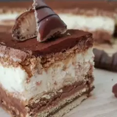 Pyszne ciasto Kinder Bueno z kremem i czekoladą. Idealne na deser dla każdego fana słodkości.