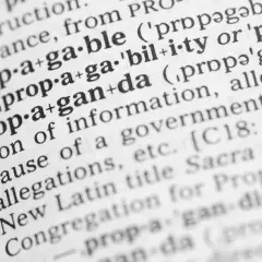 Diccionario con palabras difíciles en español como "propaganda" y "propagable", mostrando sus definiciones y etimologías.