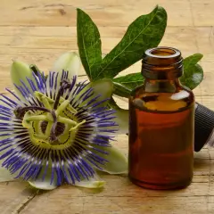 Fiore di passiflora e boccetta di tintura madre, per scoprire le sue proprietà benefiche.