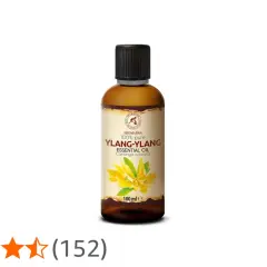 Flasche Ylang-Ylang ätherisches Öl. Die positive ylang ylang wirkung psyche kann durch den Duft gefördert werden.