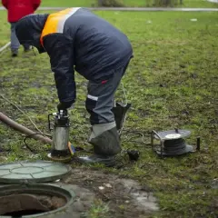 Jak opróżnić szambo na działce i uniknąć problemów prawnych