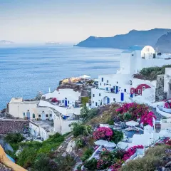 Malownicze białe domy Santorini nad błękitnym morzem. Czy do Grecji potrzebny jest paszport? Tak, jeśli nie jesteś obywatelem UE.