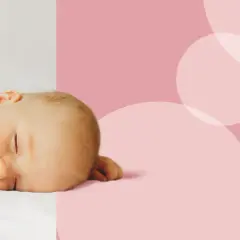 Śpiące niemowlę na białym tle. Zastanawiasz się nad nadmierną sennością u niemowlaka przyczyny?