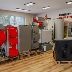 Nowoczesne kotły na ekogroszek i pellet marki DEFRO, gotowe do zapewnienia czystego ciepła w Twoim domu.
