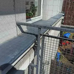 Siatka zabezpieczająca na balkonie. Dowiedz się, ile kosztuje montaż siatki na balkonie, by zapewnić bezpieczeństwo pupilom.