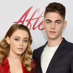 Para po premierze "After" - Josephine Langford i Hero Fiennes Tiffin pozują do zdjęć.