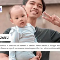 Un padre sorride tenendo in braccio un bimbo. Testo: "Genitori narcisisti". Impara come difendere un figlio da un padre narcisista.