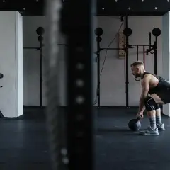 Jak połączyć CrossFit z siłownią? Plan, efekty i unikaj przetrenowania