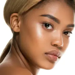 Tres mujeres con diferentes tonos de piel y cabello, una de ellas con un cabello rubio oscuro y piel bronceada.