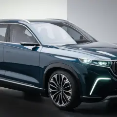 Nowoczesne tureckie samochody TOGG SUV w ciemnogranatowym kolorze, z charakterystycznym grillem i światłami LED.