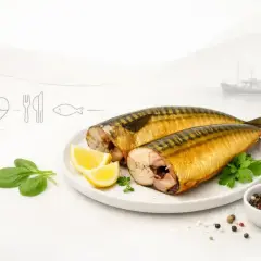 Dwie wędzone makrele z cytryną i przyprawami. Czy makrela wędzona jest zdrowa? Tak, to bogactwo kwasów omega-3.