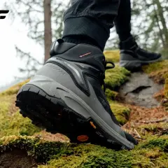 Buty trekkingowe 4F z ociepliną Primaloft, idealne na leśne wędrówki po omszałych kamieniach.