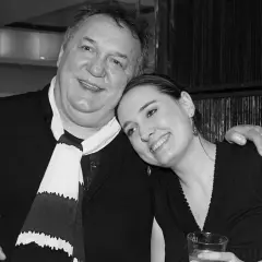 Jarosław Urbaniak z córką, uśmiechnięci, trzymający drinki.