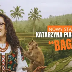 Katarzyna Piasecka w nowym stand-upie "Bagus" z małpką na ramieniu, na tle tarasowych pól ryżowych.