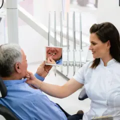 Dentysta i alkohol: Uniknij powikłań! Ile czekać po znieczuleniu?