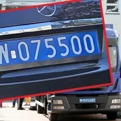 Niebieska tablica rejestracyjna z numerem W-075500 na samochodzie ciężarowym.