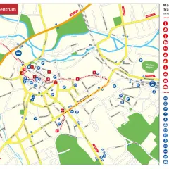 Mapa Jeleniej Góry z zaznaczonymi atrakcjami turystycznymi, w tym Ratuszem, Teatrem i Muzeum Karkonoskim.