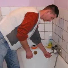 Dlaczego woda z kranu kopie prądem? Oto niebezpieczne przyczyny