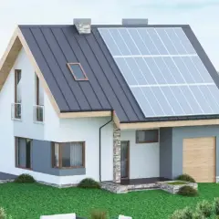 Nowoczesny dom z panelami słonecznymi na dachu. Uważaj na Columbus Energy oszuści, by nie stracić pieniędzy na fałszywych obietnicach.