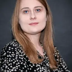 Kinga Wójcik w czarnej bluzce w białe kwiatki, część serii o Lenie Rudnickiej.