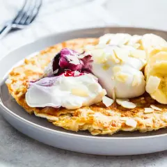 Jak zrobić puszysty omlet na słodko? Prosty przepis z dodatkami krok po kroku