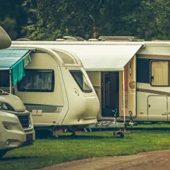 Przyczepa kempingowa czy kamper – co wybrać, aby nie żałować?