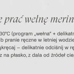 Jak prać wełnę merino? Wskazówki: pranie w 30°C, delikatny detergent, nie wykręcaj, susz na płasko.