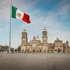 Meksyk kiedy jechać? Zobacz majestatyczną katedrę i flagę na placu Zócalo w stolicy. Idealny czas na zwiedzanie!