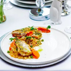 Gdzie zjeść w Jastrzębiej Górze? Najlepsze restauracje i smaki
