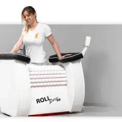 Kobieta opiera się o urządzenie Roll Shaper z rolkami masującymi.