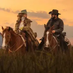 Deux cavaliers, Beth et Rip, sur leurs montures, devant une grange au coucher du soleil. Un aperçu du yellowstone saison 5 résumé.