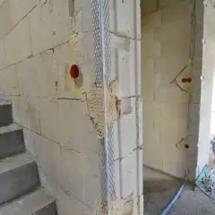 Budowa w toku: schody betonowe, ściany z bloczków, instalacja elektryczna i przygotowanie pod tynki. Czy najpierw tynki czy wylewki?