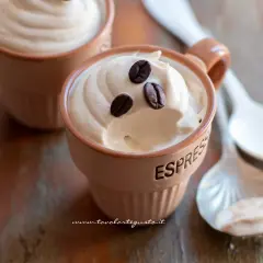 Deliziosa crema caffè fredda in tazzine, guarnita con chicchi di caffè. Perfetta per una pausa rinfrescante.