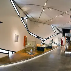 Wnętrze muzeum żydowskiego w Berlinie z nowoczesną architekturą i wystawami.