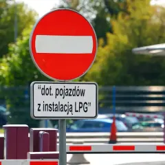 Znak zakazu wjazdu z tabliczką "dot. pojazdów z instalacją LPG".