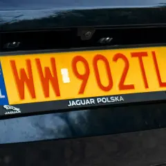Polskie rejestracje dyplomatyczne na samochodzie Jaguar.