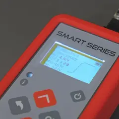 Urządzenie SMART SERIES mierzy czujnik położenia przepustnicy. Wyświetla napięcie wyjściowe, wartości maksymalne i minimalne.