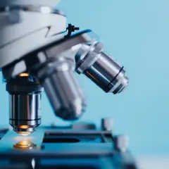 Mikroskop z obiektywami gotowy do badania próbek. Precyzja i technologia w służbie nauki.