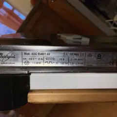 Tabliczka znamionowa zmywarki Whirlpool ADG 9540/1 AV. Informacje o zasilaniu i mocy pomogą Ci dowiedzieć się, jak włączyć zmywarkę Whirlpool.