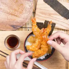 Chrupiące krewetki w cieście tempura na ryżu, gotowe do jedzenia. Idealny przepis na tempurę!