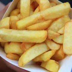 Złociste, grube frytki belgijskie w papierowym rożku.